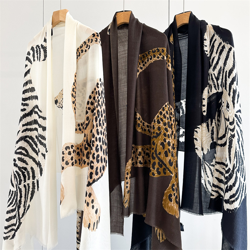 Lion Print Kwastjes Kasjmier L - Winter Clothing Hong Kong recensie en prijs